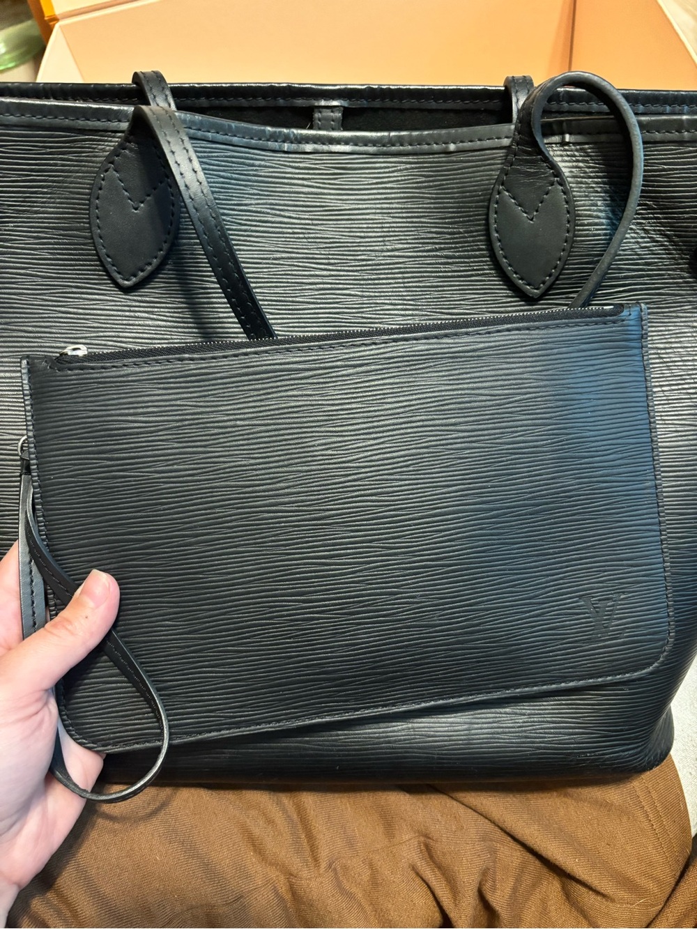 Louis Vuitton Neverfull MM Tote Bag in Black Epi Leather - Picture 15 of 15